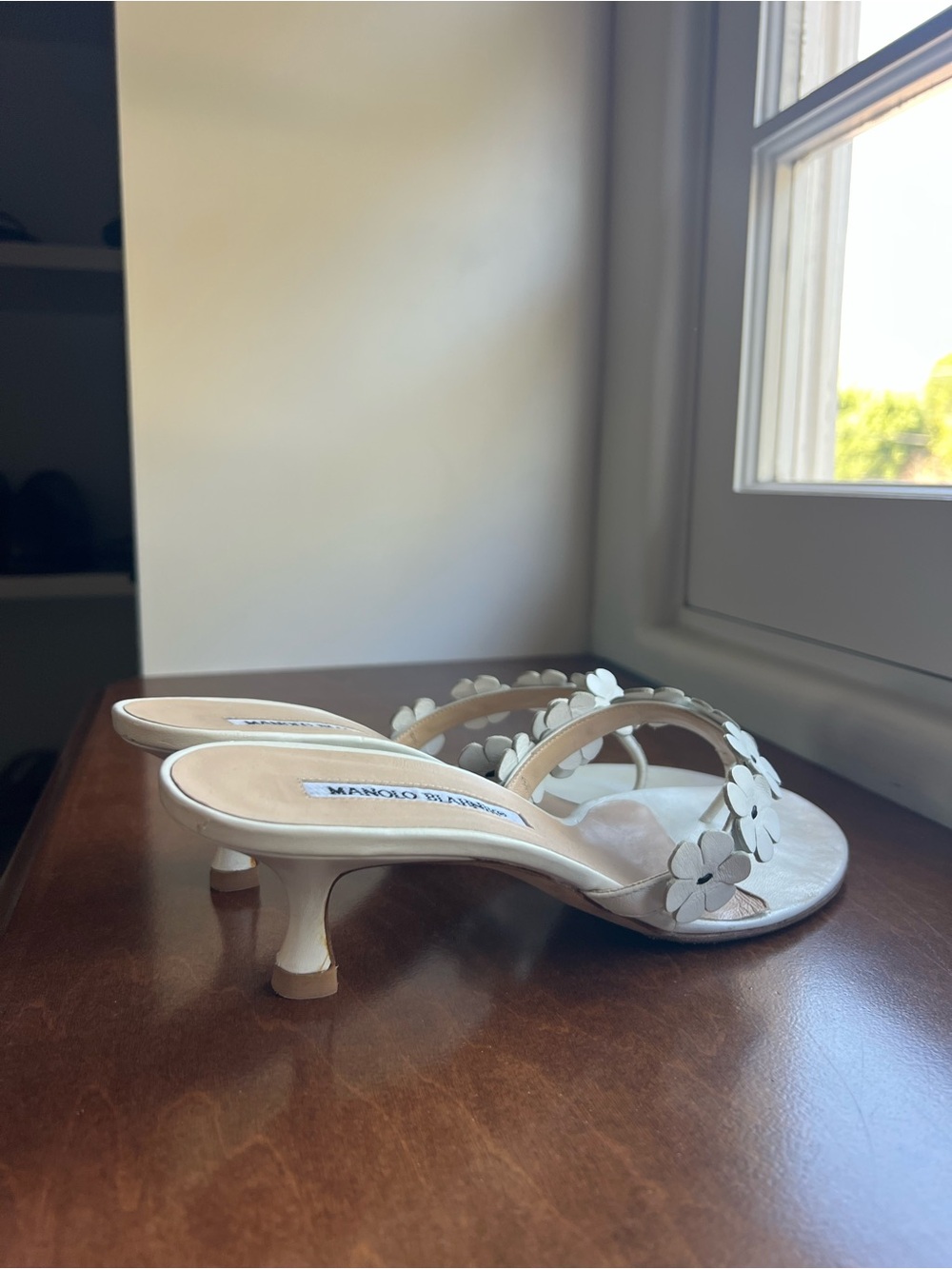 Manolo Blahnik White Floral Leather kitten heel Sandals - Picture 4 of 6
